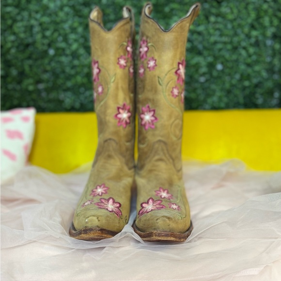 Circle G Embroidered Tan Cowboy Boots with Pink Flowers Snip Toe  NWOT Size 9.5 - Picture 2 of 16